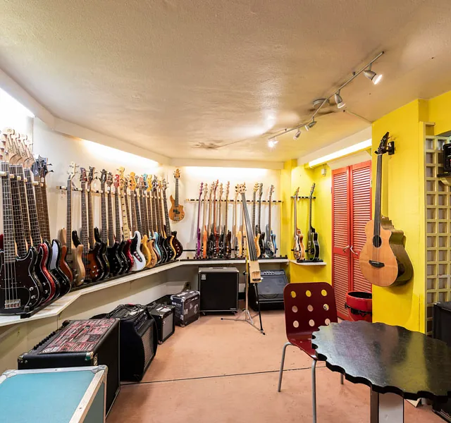 Schalloch Musikhandel GmbH in Hamburg Teaser Bässe 01